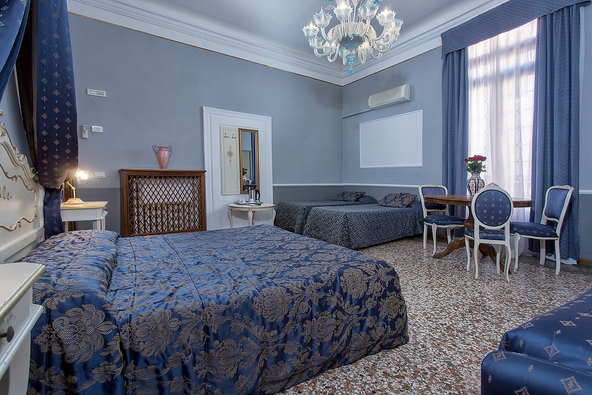 Habitación Familiar Hotel Mezzo Pozzo en el Centro de Venecia